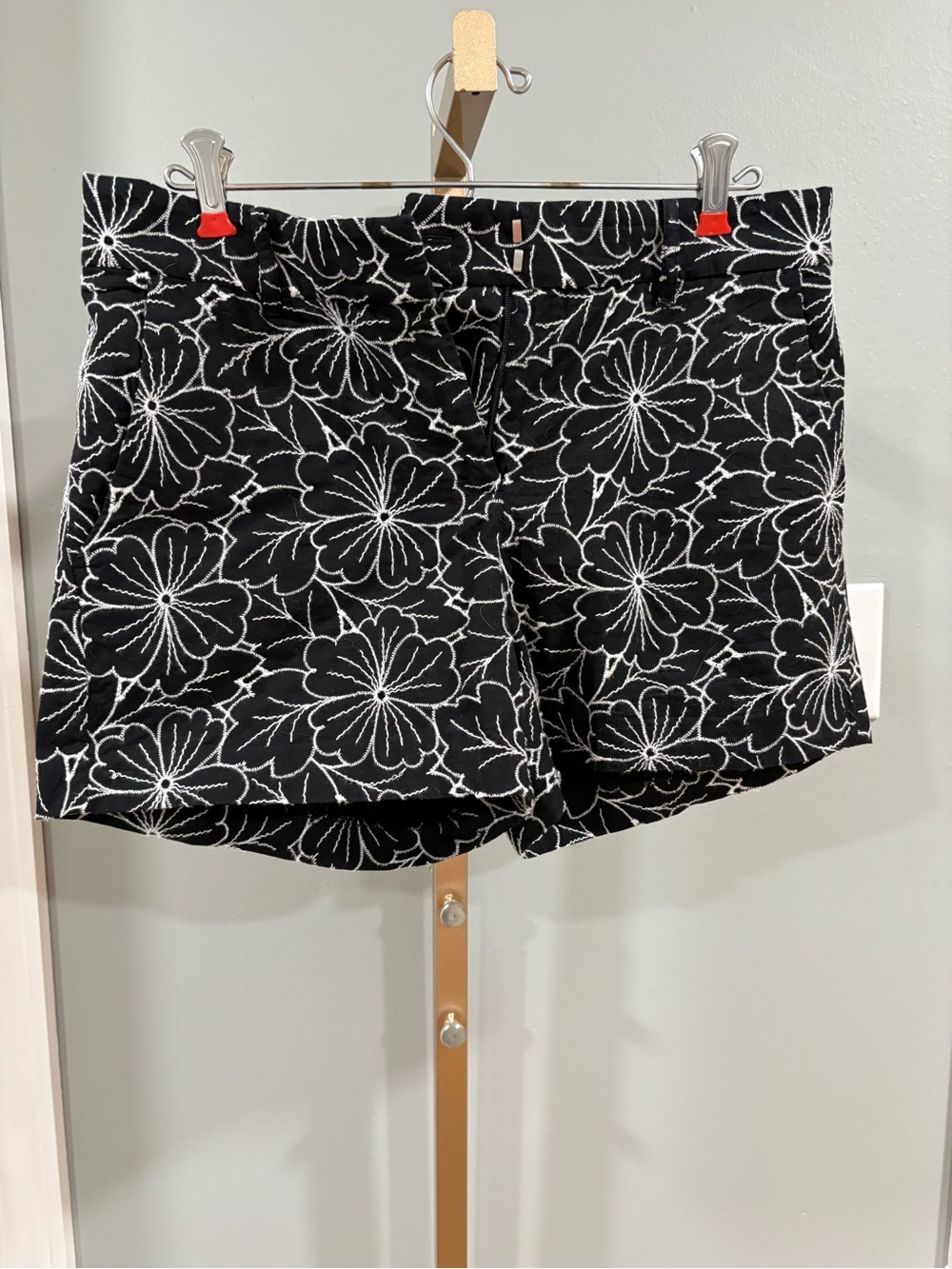 LOFT Size 2 Black White Floral Embroidered Shorts